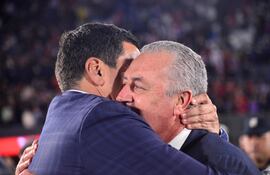 Roberto Harrison (i), presidente de la Asociación Paraguaya de Fútbol, y Gustavo Alfaro, entrenador de la selección de Paraguay, celebra la clasificación al Mundial 2026 después de empatar sin goles con Ecuador por la fecha 17 de las Eliminatorias Sudamericanas en el estadio Defensores del Chaco, en Asunción, Paraguay.