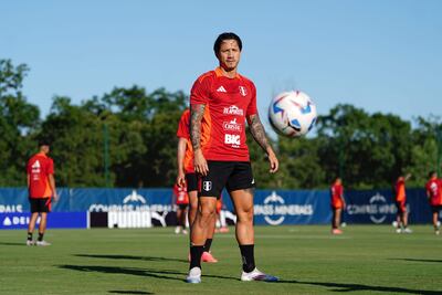 Fotografía cedida este domingo por la Federación Peruana de Fútbol que muestra al jugador Gianluca Lapadula durante un entrenamiento en Kansas (EE.UU.). El director general de fútbol de Perú, Juan Carlos Oblitas, prácticamente descartó al capitán Luis Advíncula, con molestias en el tendón de Aquiles, para el partido de pasado mañana contra Canadá, aunque se mostró confiado con un regreso ante Argentina.