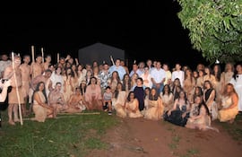 Jóvenes y docentes de la Escuela Municipal de Teatro Oropel de Acahay.