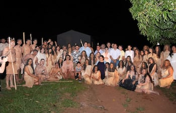 Jóvenes y docentes de la Escuela Municipal de Teatro Oropel de Acahay.