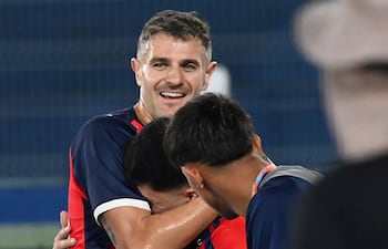 Los argentinos Pablo Vegetti e Ignacio Aliseda, jugadores de Cerro Porteño, festejan un gol en el partido frente a Sportivo Trinidense por la fecha 10 del torneo Apertura 2026 de la Primera División de Paraguay en el estadio La Nueva Olla, en Asunción, Paraguay.