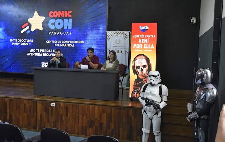Carlos Cáceres, encargado comercial; Emmanuel Gehrmann, responsable de comunicación y Evelyn López, directora de FananPy realizaron la presentación de la Comic Con Paraguay 2026.