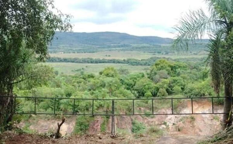 Invitan a los visitantes a conocer el mirador de Yaguareté Kua en Caapucú.