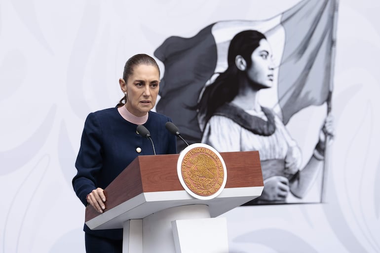 La presidenta de México, Claudia Sheinbaum,  durante una rueda de prensa en el Palacio Nacional de la Ciudad de México (México). Sheinbaum afirmó que el traslado desde Argentina del contralmirante Fernando Farías Laguna, requerido por la justicia mexicana por un caso de presunto contrabando de combustibles, no está en duda, aunque reconoció que el procedimiento se retrasó y pidió a la Fiscalía General de la República (FGR) explicar sus detalles. 