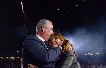 Gustavo Alfaro besa a su esposa Daniela Pignolo mientras celebran la clasificación de Paraguay para la Copa Mundial de la FIFA 2026. (Daniel DUARTE / AFP)