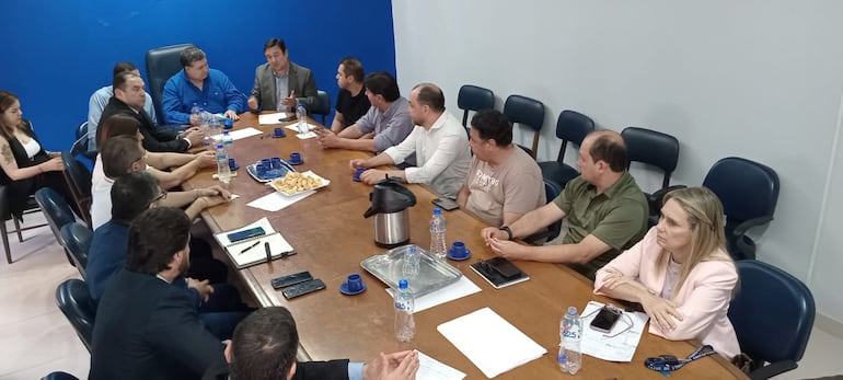 Autoridades de Partidos opositores reunidos en el PLRA.