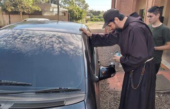 Uno de los vehículo que pasó por la Iglesia para recibir la bendición.