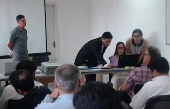 Deisy Dahiana Acosta estuvo en la apertura de ofertas sobre data center pero no figura en acta.