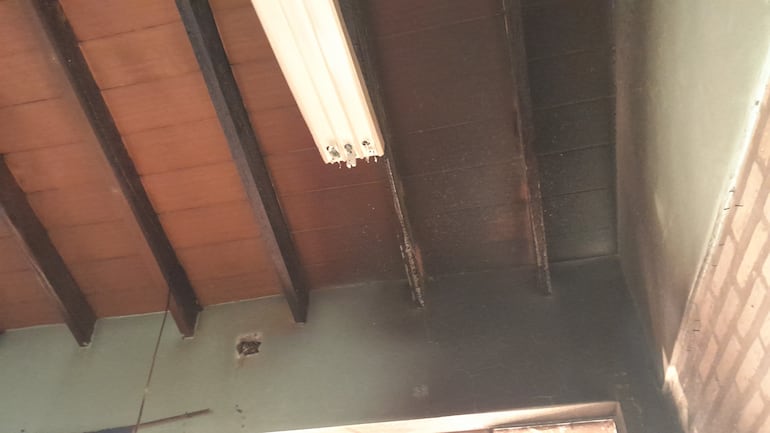 Las maderas del techo y la conexión eléctrica fueron afectadas por el fuego.