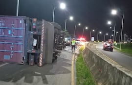 Transportista sufrió escoriaciones leves y el vehículo registró daños materiales tras un incidente en Carapeguá.
