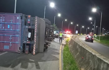 Transportista sufrió escoriaciones leves y el vehículo registró daños materiales tras un incidente en Carapeguá.