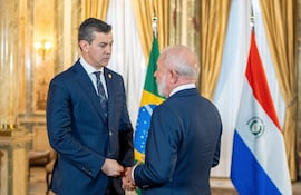 Los presidentes de Paraguay y Brasil, Santiago Peña y Lula Da Silva conversan luego de un encuentro en Buenos Aires, Argentina. (Foto de archivo)