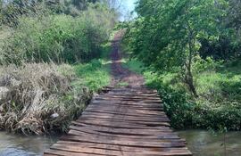 El puente rural presenta un grave deterioro y corre riesgo de colapsar.