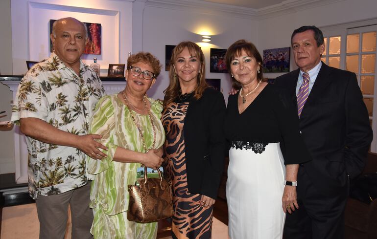 Manuel Monteghirfo, Vaneska Mimbela, Coca Barreto, Mariela Barreto y Juan Salas.