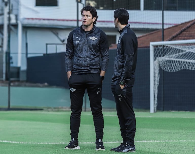 El encuentro de dos históricos de la selección de Paraguay en Libertad: el director técnico Nelson Haedo Valdez y su asistente, Enrique "Rambert" Vera. (Foto: @Libertad_Guma)