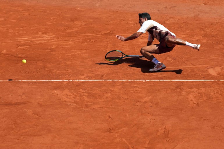 El tenista paraguayo Adolfo Daniel Vallejo en el partido frente a Moïse Kouamé por la segunda ronda del Roland Garros.