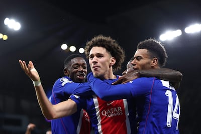 El francés Maghnes Akliouche (centro) festeja su gol, el primero de la goleada del PSG sobre el City en Manchester.