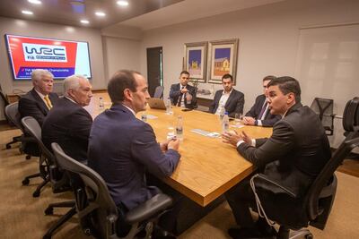 Asistieron a la reunión en Mburuvicha Róga, el Dr. Francisco Peroni, el promotor Felipe McGough, el piloto y empresario Gustavo Saba, el presidente Santiago Peña, Omar Ávila, entre otros.