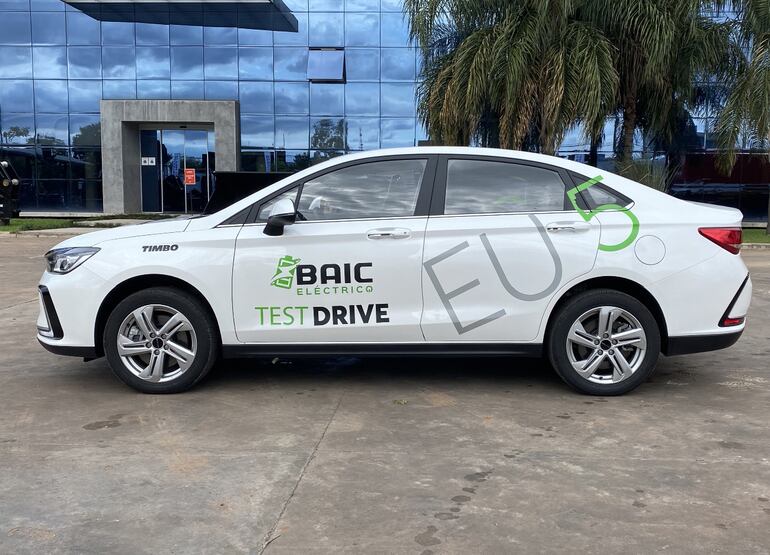 El sedán BAIC EU5 resalta por su calidad y el ahorro económico en su autonomía y desempeño.