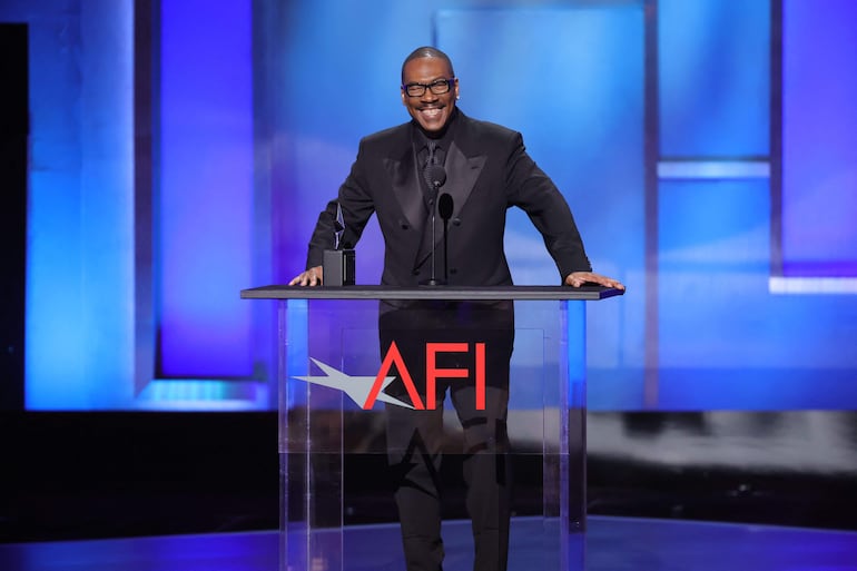 Eddie Murphy recibió feliz el 51.º premio AFI a la Trayectoria Profesional en el marco de un homenaje en el Dolby Theatre en Los Ángeles, California. (Kevin Winter/Getty Images/AFP)
