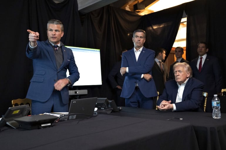 El presidente Donald Trump (d), el secretario de Guerra,  Pete Hegseth (i), y el director de  CIA, John Ratcliffe.