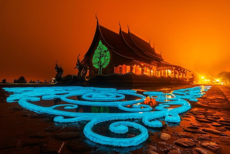 Sirindhorn Wararam o Templo Phu Phrao. El templo brilla por la noche y se encuentra en Ubon Ratchathani, Tailandia.