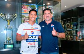 El delantero Hugo Adrián Benítez junto al presidente de Nacional, Enrique Sánchez, durante su presentación en la entidad "tricolor". (Foto: @clubnacionalpy)