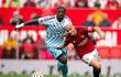 Serge Aurier (L) de Nottingham Forest en acción con Antony (R) del Manchester United durante el partido de fútbol de la Premier League inglesa entre Manchester United y Nottingham Forrest, en Manchester, Gran Bretaña, el 26 de agosto de 2023.