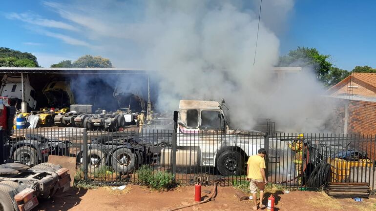 Explosión e incendio en San Antonio deja un muerto