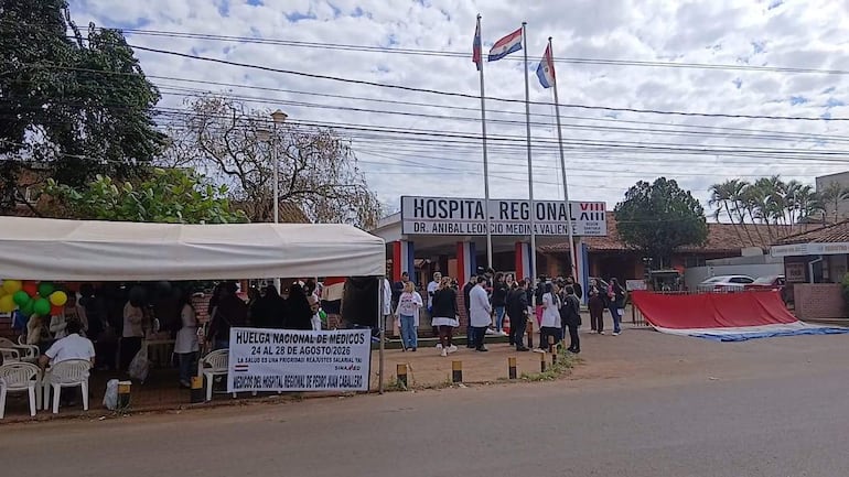 Médicos se reúnen frente al Hospital Regional de Pedro Juan Caballero, en adhesión a la huelga nacional.