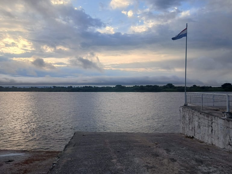 Muelle en el puerto de Fuerte Olimpo con bandera paraguaya