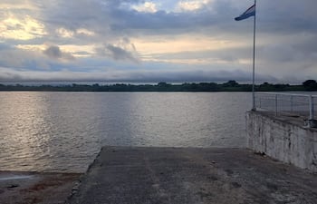 Muelle en el puerto de Fuerte Olimpo con bandera paraguaya