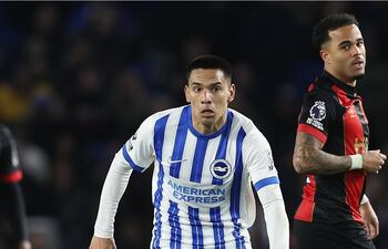 Diego Gómez en acción con el balón, durante un partido del Brighton contra el Bournemouth.