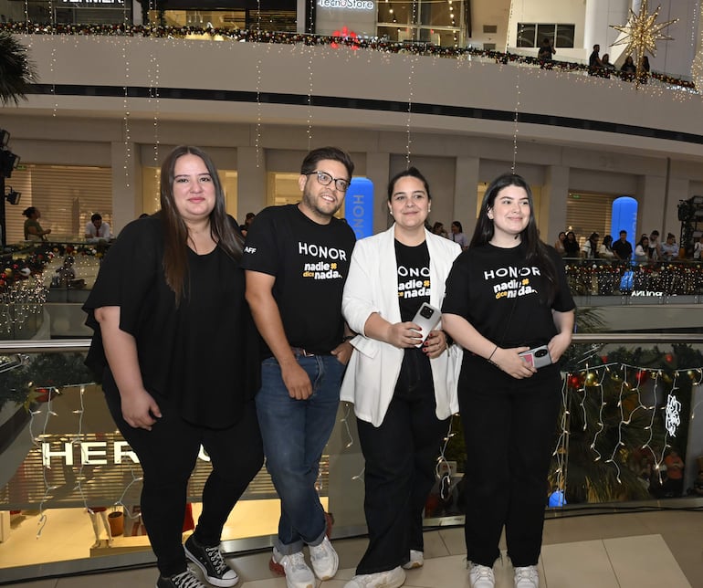 El equipo de HONOR Paraguay, empresa que hizo posible la venida del programa argentino Nadie dice nada.