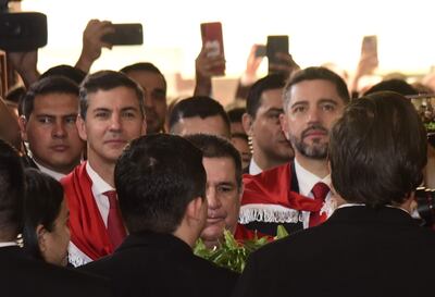 Santiago Peña, Horacio Cartes (c) y Pedro Alliana, ayer en el Panteón Nacional de los Héroes.