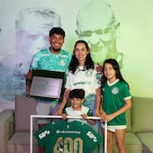 Gustavo Gómez con su esposa Jazmín Torres y sus hijos Pía y Lucca.