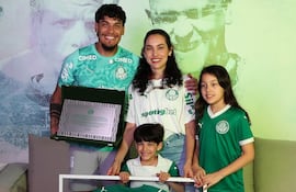 Gustavo Gómez celebró sus 400 partidos con el Palmeiras rodeado del amor de su esposa Jazmín Torres y sus hijos Pía y Lucca.