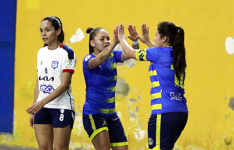 Las goleadoras de Colonial festejaron en el juego contra Americana.