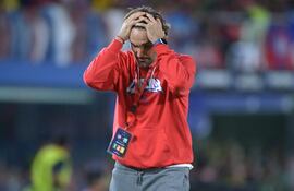 El entrenador argentino de Cerro Porteño, Diego Martínez, se frustra ante otra derrota de su equipo.