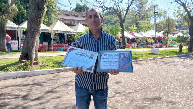 La organización también entregó un reconocimiento a Doña Josefa Bogarín de 89 años, aunque por cuestiones de salud fue su hijo Arcenio Giménez Bogarín, quien recibió el reconocimiento.