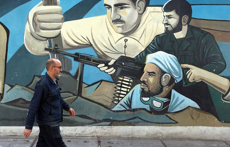 Un hombre iraní junto a un mural de soldados iraníes en Teherán, Irán, el 29 de enero de 2026. 