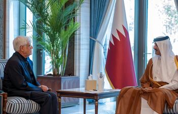 Amir Sheikh Tamim bin Hamad al-Thani (derecha) de Qatar reunido con Mohammad Reza Aref, primer vicepresidente de Irán, en su oficina en el Palacio Lusail. El presidente estadounidense, Joe Biden, llamó este martes al emir catarí, Tamim bin Hamad Al Thani, y al presidente egipcio, Abdelfatah al Sisi, para abordar el modo de desescalar el conflicto en Oriente Medio ante un posible ataque de Irán a Israel y lograr un acuerdo de tregua en Gaza para “restaurar la paz”.