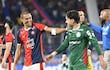 Gustavo Velázquez (i), futbolista de Cerro Porteño, y Mauricio, jugador de Palmeiras, conversan al finalizar el partido por la fecha 3 del Grupo F de la Copa Libertadores 2026 en el estadio La Nueva Olla, en Asunción, Paraguay.