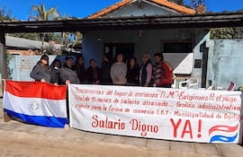 Trabajadoras del Hogar de Ancianos Divina Misericordia se manifiestan frente a la institución para reclamar el pago de 15 meses de salarios atrasados.