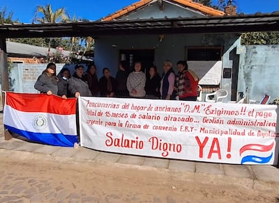 Trabajadoras del Hogar de Ancianos Divina Misericordia se manifiestan frente a la institución para reclamar el pago de 15 meses de salarios atrasados.