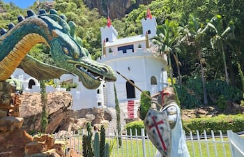 Entre arte y fantasía, el dragón del Castillo de Tobatí se convierte en el gran atractivo del lugar.