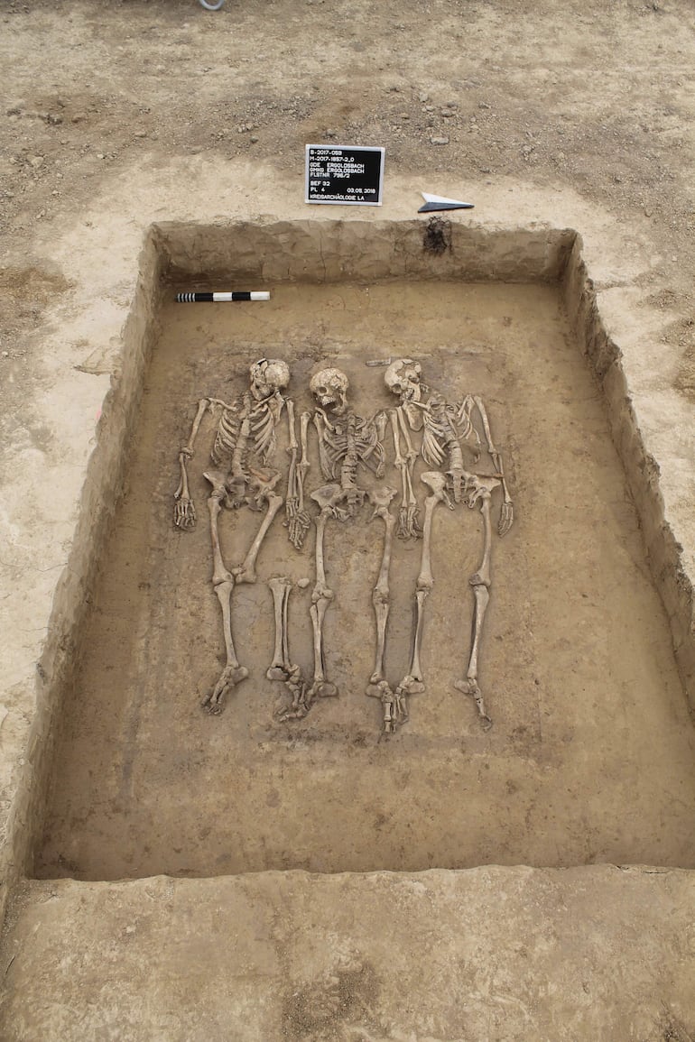 El colapso del Imperio romano de Occidente a partir del año 470 de nuestra era dio lugar a las estructuras sociales modernas, con familias monógamas como elemento nuclear de la sociedad. 