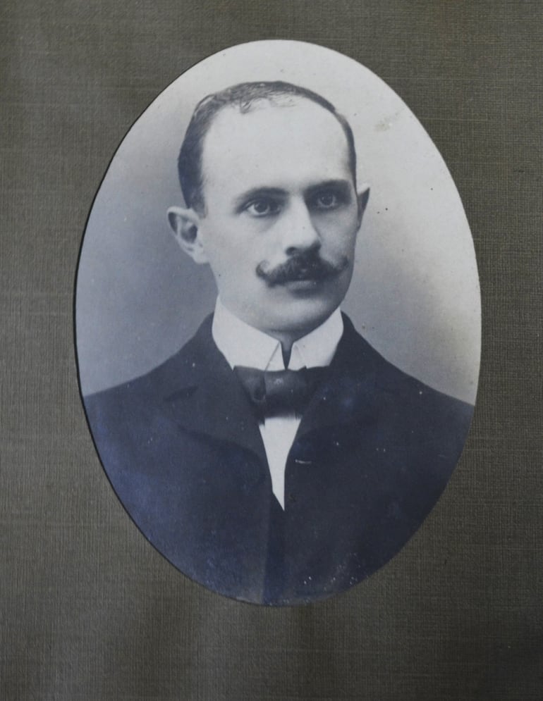 Retrato del recientemente graduado doctor Andrés Barbero.