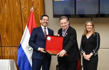 Carlos Martini en compañía del presidente Raúl Latorre y la proyectista Rocío Vallejo.