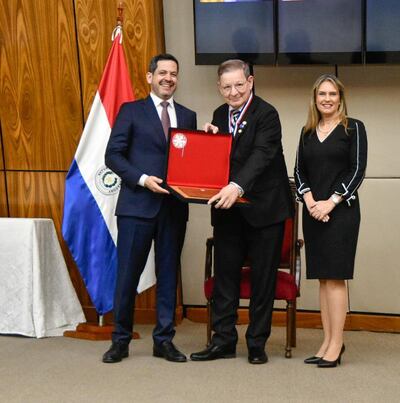 Carlos Martini en compañía del presidente Raúl Latorre y la proyectista Rocío Vallejo.